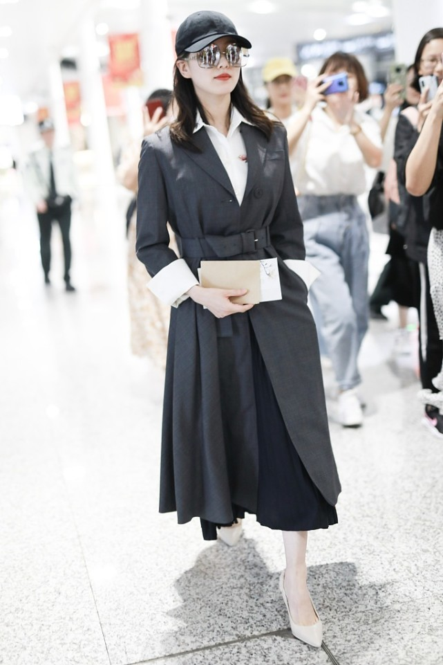 刘诗诗也有不温柔的时候,穿黑色风衣又飒又酷,大女人气场拿捏了休闲区蓝鸢梦想 - Www.slyday.coM 刘诗诗也有不温柔的时候,穿黑色风衣又飒又酷,大女人气场拿捏了休闲区蓝鸢梦想 - Www.slyday.coM