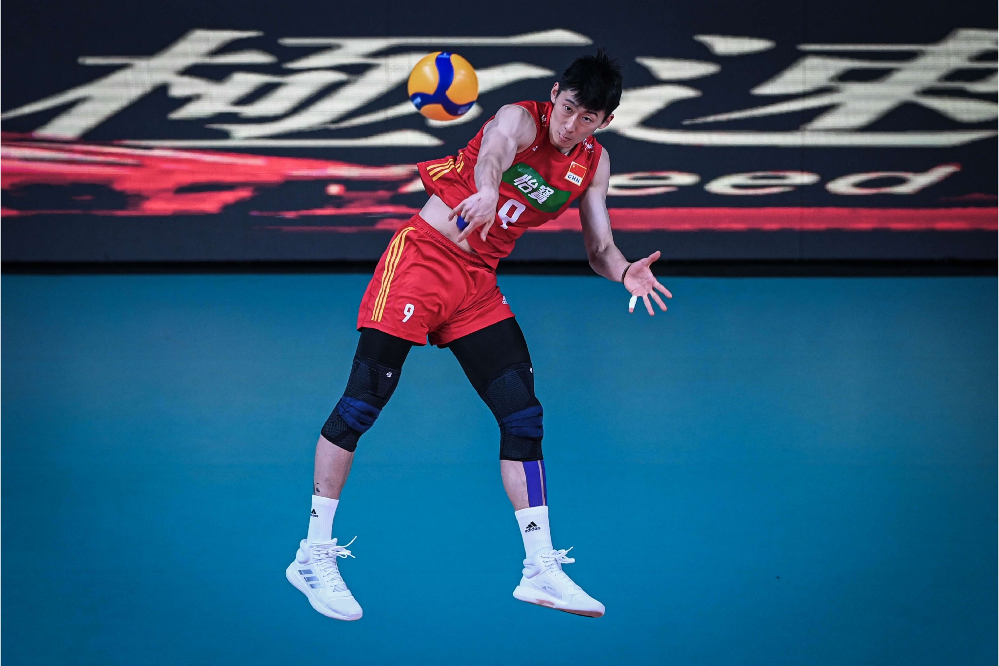 男排的首发阵容:主攻:张景胤 俞元泰;副攻:李咏臻 蒋正阳;接应:王径一