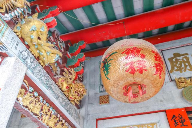 西湖公祠,门口有配龙虎门亭,石柱非常的大,还有上面的木雕图案,很精美