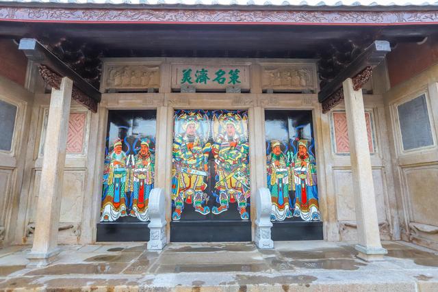 西湖公祠,门口有配龙虎门亭,石柱非常的大,还有上面的木雕图案,很精美