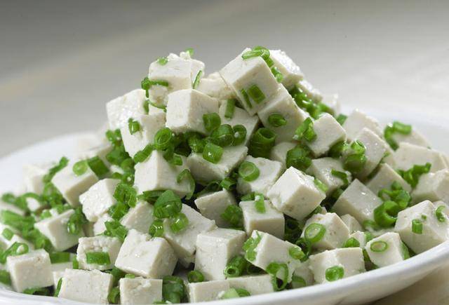 小葱拌豆腐,做法简单,夏天最适合不过|豆腐|小葱|步骤_新浪新闻