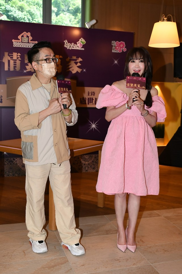 温碧霞“装嫩”用力过猛，穿粉色裙子有点违和，但看着还挺减龄的休闲区蓝鸢梦想 - Www.slyday.coM