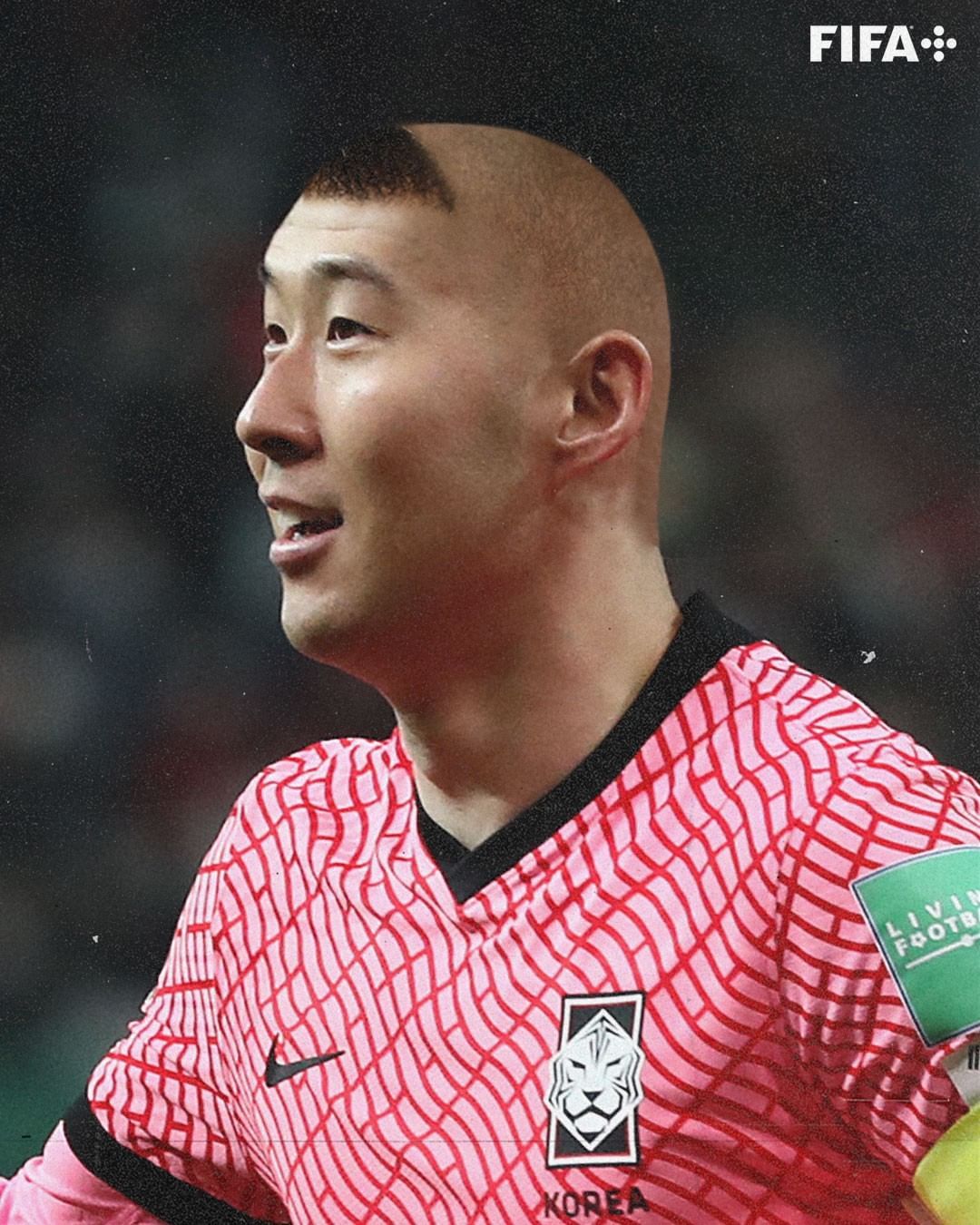 有球迷表示,孙兴慜的发型换成阿福头,真是秒变郭德纲!