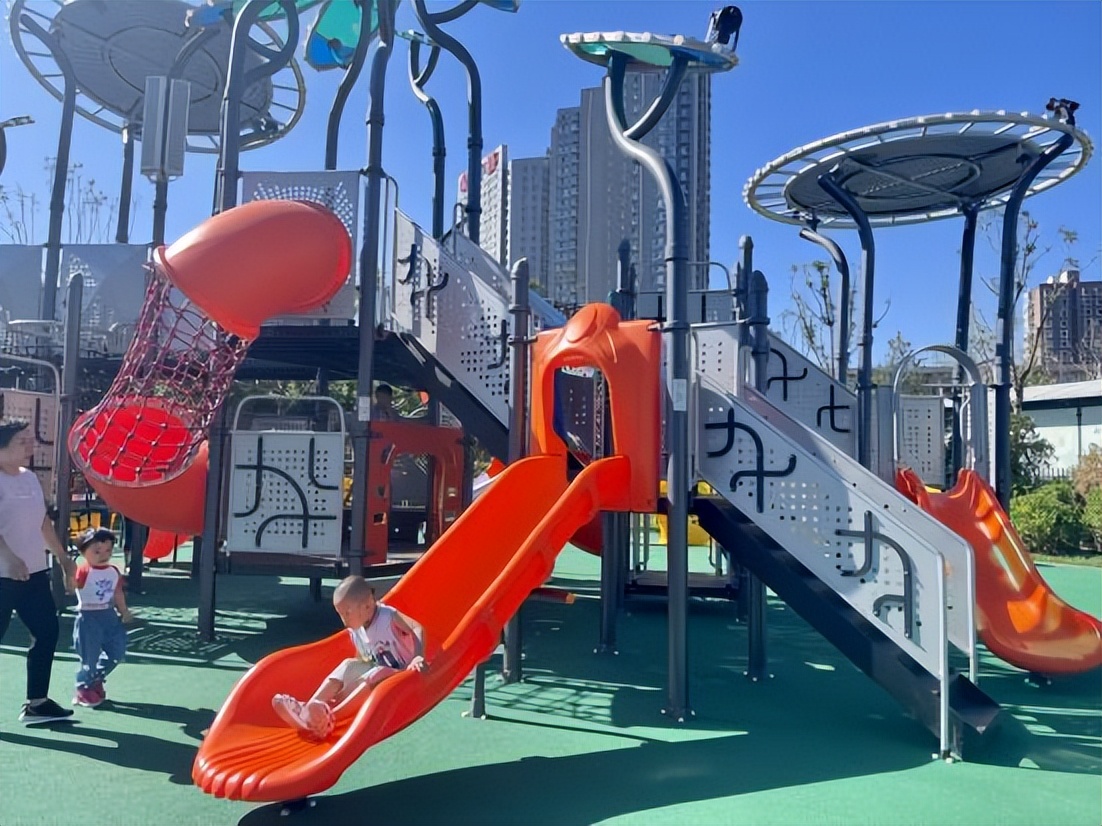 滑梯是儿童游戏中最常见也最受欢迎的设施.