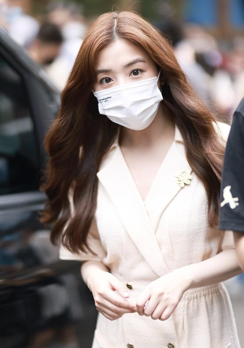 张含韵特意穿西装裙扮成熟可眉眼看着还挺清纯挺有少女感的