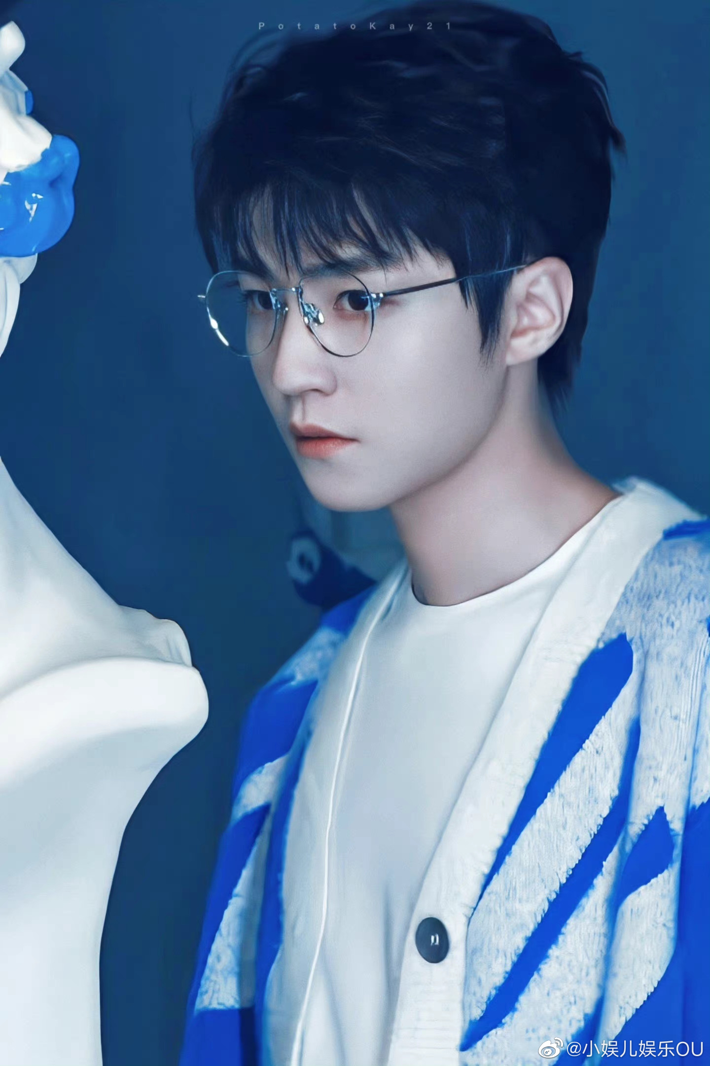 我第一个支持王俊凯戴眼镜帅到我失语