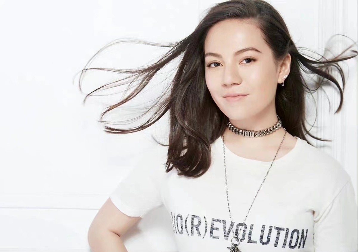 苏芒22岁女儿太成熟了,混血脸看着像40阿姨,穿抹胸身材却好过妈|抹胸