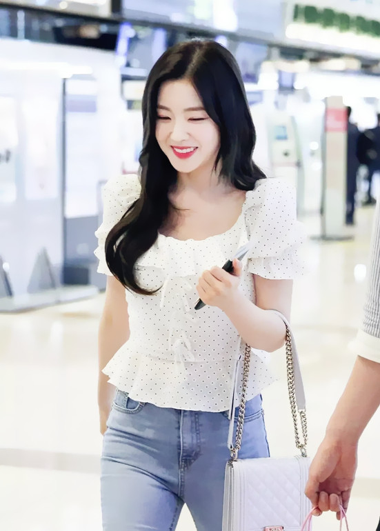 南韩"金牌"美女裴珠泫好会搭,一字肩还配"胸章"颜值爆表