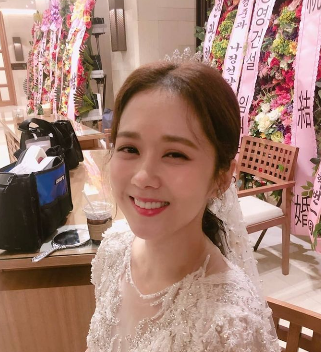 从事影片制作相关工作,两人通过韩剧幕后作业结缘,张娜拉的亲哥哥张诚