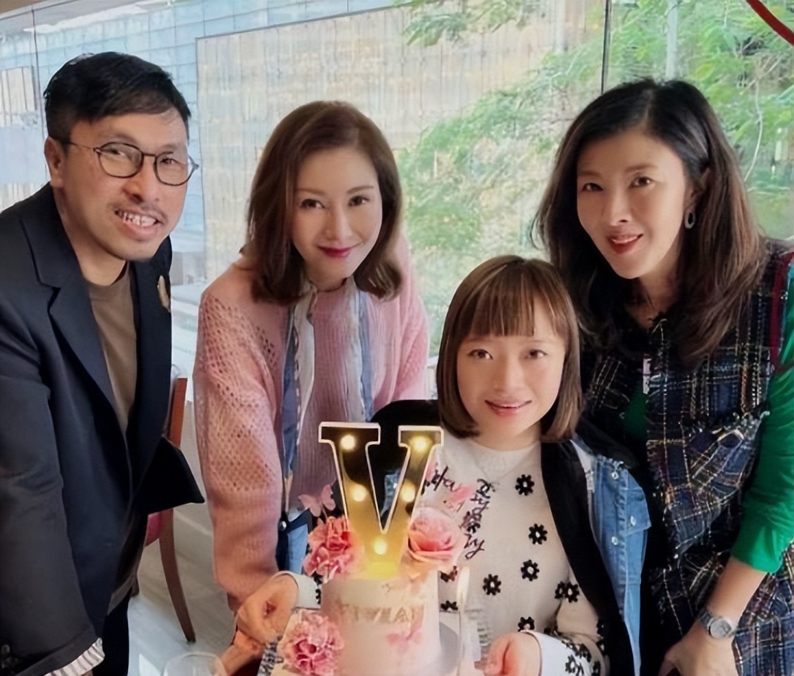 李嘉欣坐游艇出海,穿泳衣秀完美身材,岸边的半山豪宅是亮点