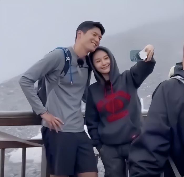 看到王子文和吴永恩甜蜜依靠合影的时候,还都跟着尖