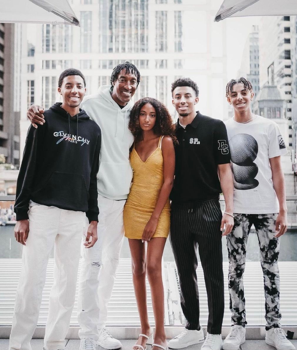 56岁皮蓬幸福,大儿子签约湖人,47岁前妻身材傲人,一家6口庆祝休闲区蓝鸢梦想 - Www.slyday.coM 56岁皮蓬幸福,大儿子签约湖人,47岁前妻身材傲人,一家6口庆祝休闲区蓝鸢梦想 - Www.slyday.coM