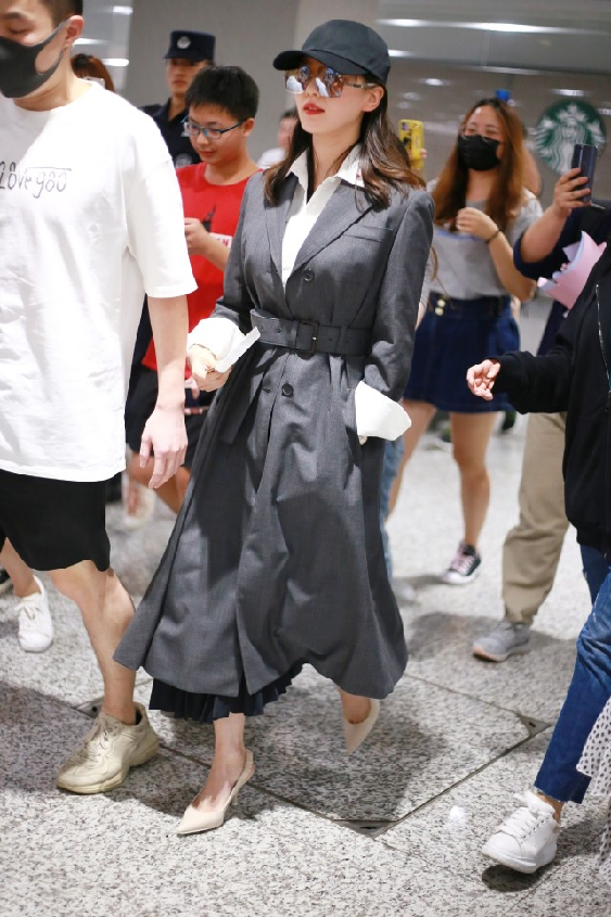 刘诗诗也有不温柔的时候,穿黑色风衣又飒又酷,大女人气场拿捏了休闲区蓝鸢梦想 - Www.slyday.coM 刘诗诗也有不温柔的时候,穿黑色风衣又飒又酷,大女人气场拿捏了休闲区蓝鸢梦想 - Www.slyday.coM