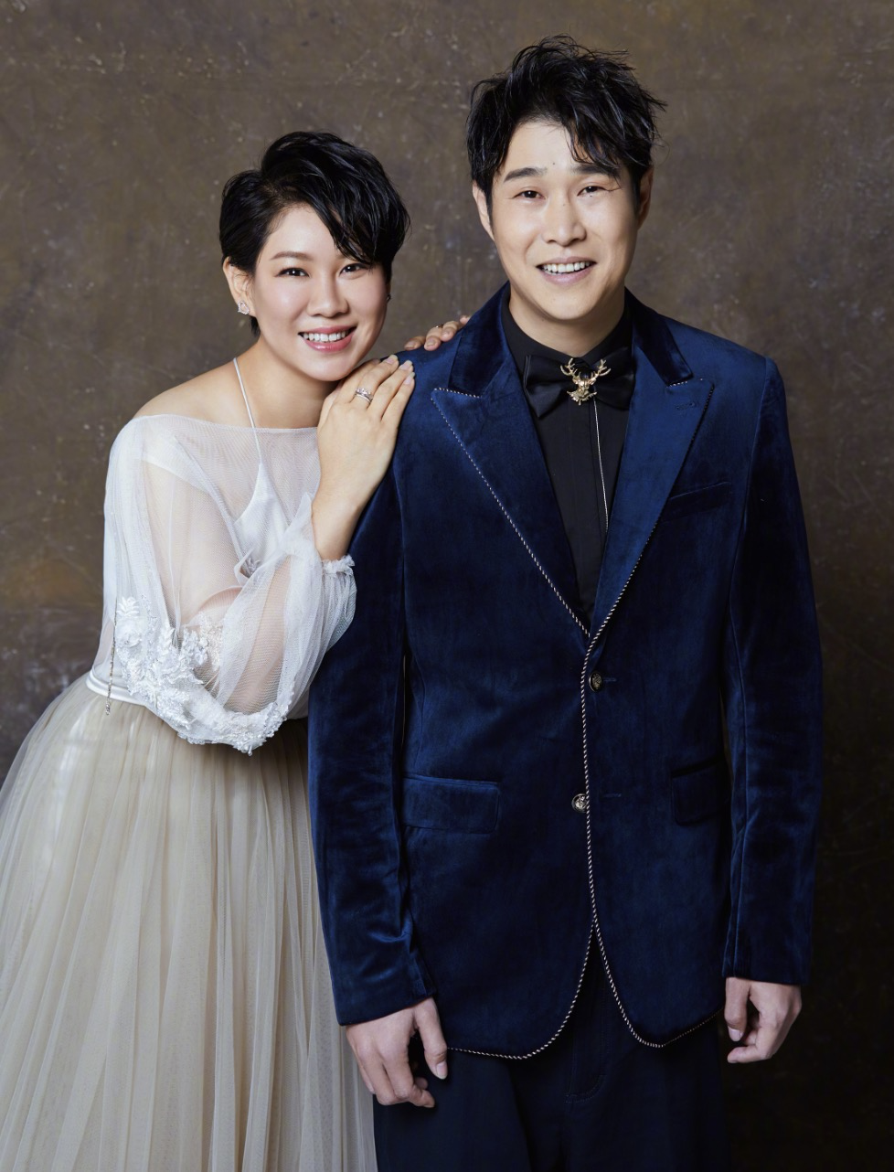 小沈阳庆祝与沈春阳结婚18周年女儿撰文送花祝福父母幸福圆满