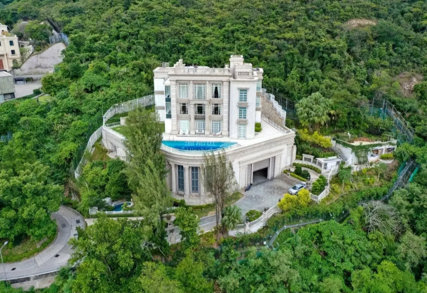 68岁知名港星在福建跑龙套家住香港半山别墅价值数十亿太富有