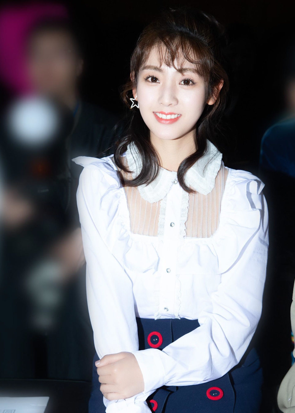 女星邢菲唱孤勇者与路边小孩接头