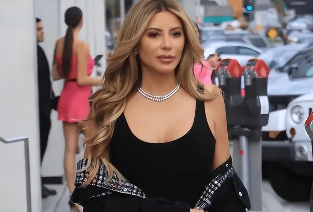 56岁皮蓬幸福,大儿子签约湖人,47岁前妻身材傲人,一家6口庆祝休闲区蓝鸢梦想 - Www.slyday.coM 56岁皮蓬幸福,大儿子签约湖人,47岁前妻身材傲人,一家6口庆祝休闲区蓝鸢梦想 - Www.slyday.coM