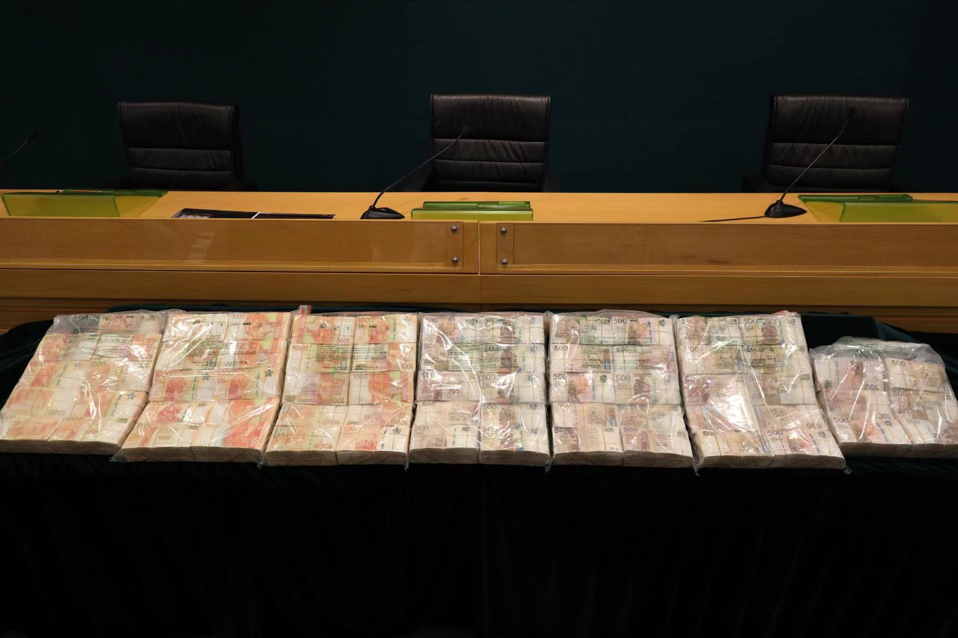 行动中检获的部分走私现金 图源:香港海关