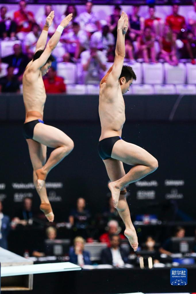 游泳世锦赛丨跳水曹缘王宗源获得男子双人三米板冠军