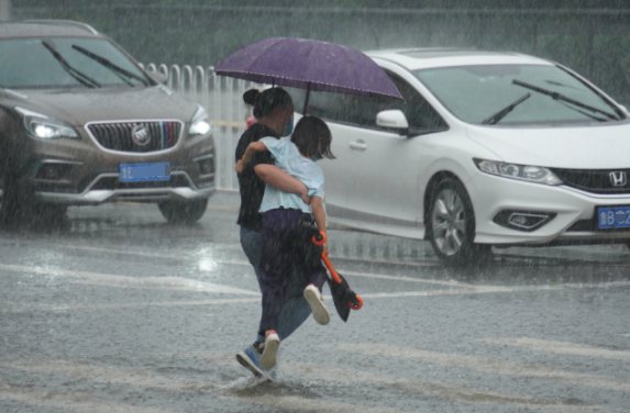 紧急提醒！青岛马上来暴雨…局部大暴雨，阵风10级！不说别的，预警图上那一抹红…先把我吓到了休闲区蓝鸢梦想 - Www.slyday.coM