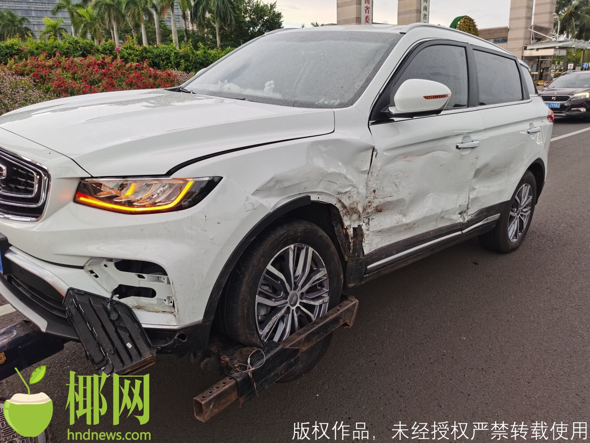 事发海口！琼州大桥上一越野车冲破护栏，导致4车受损1人受伤休闲区蓝鸢梦想 - Www.slyday.coM