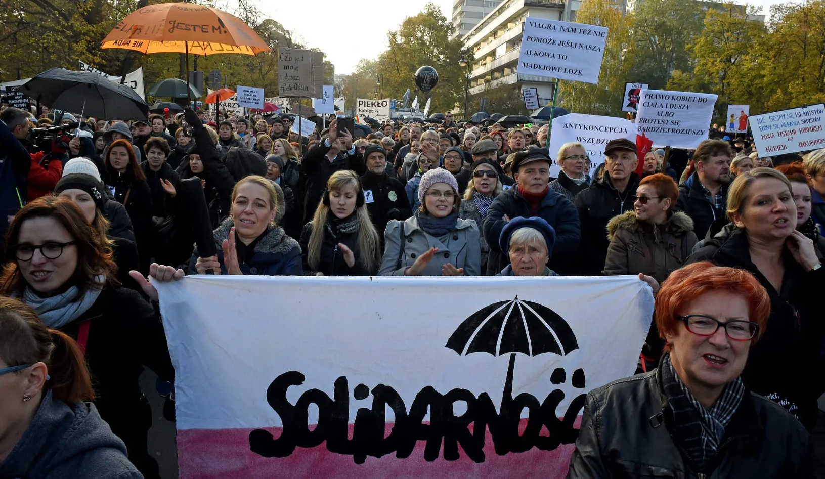波兰民众抗议新堕胎法案 图源：社交媒体