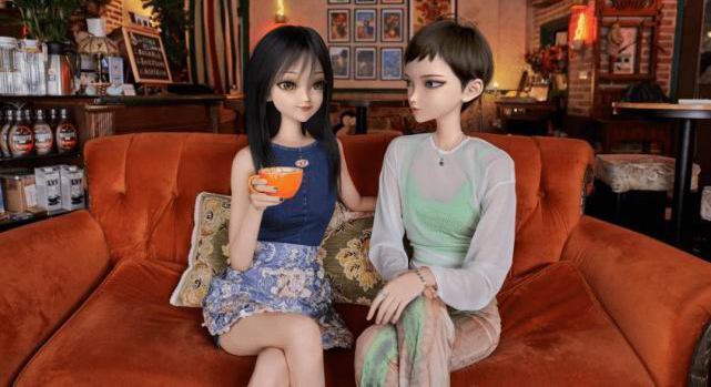虚拟时尚达人Sam山山与Liz栗子佩戴宝姬珠宝。