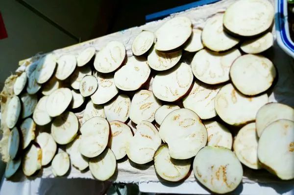 教你晒茄干的正确做法，牢记2步，洁白不发黑，想吃就拿，放一年都不坏！炖肉最香了！休闲区蓝鸢梦想 - Www.slyday.coM