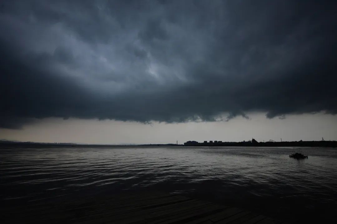 紧急提醒！青岛马上来暴雨…局部大暴雨，阵风10级！不说别的，预警图上那一抹红…先把我吓到了休闲区蓝鸢梦想 - Www.slyday.coM