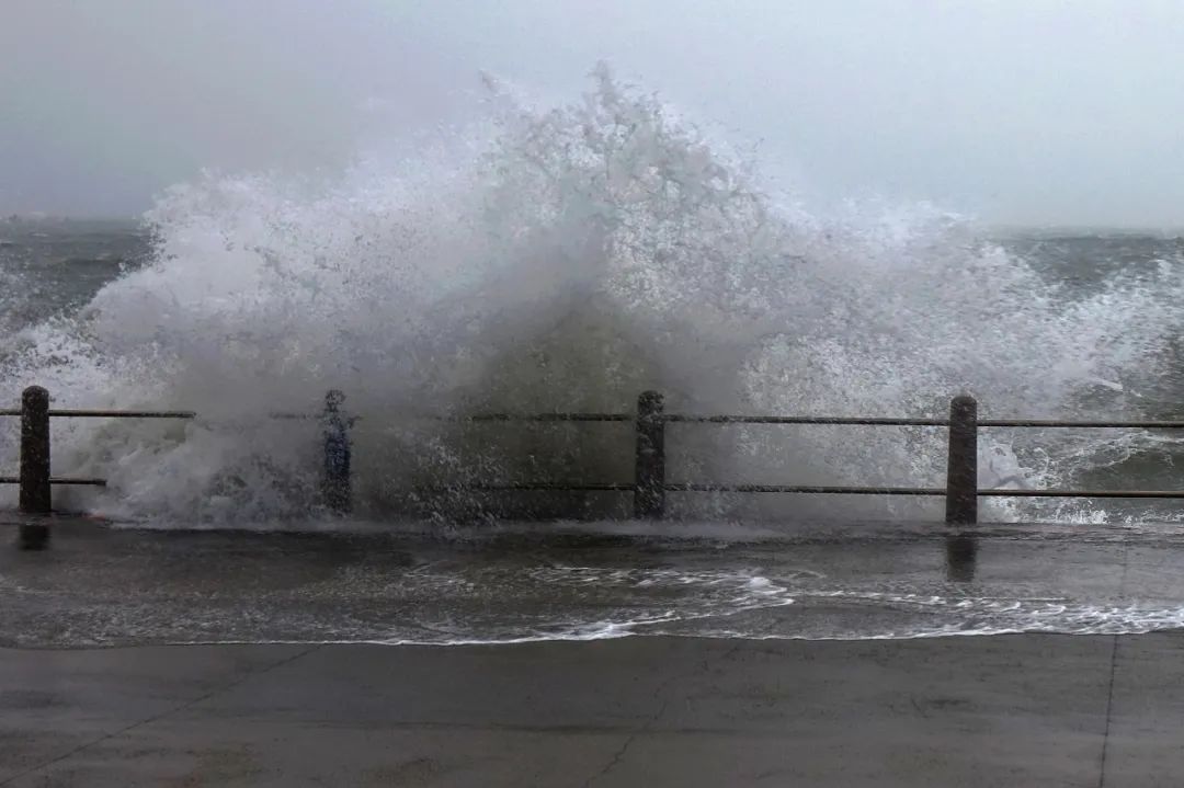 紧急提醒！青岛马上来暴雨…局部大暴雨，阵风10级！不说别的，预警图上那一抹红…先把我吓到了休闲区蓝鸢梦想 - Www.slyday.coM