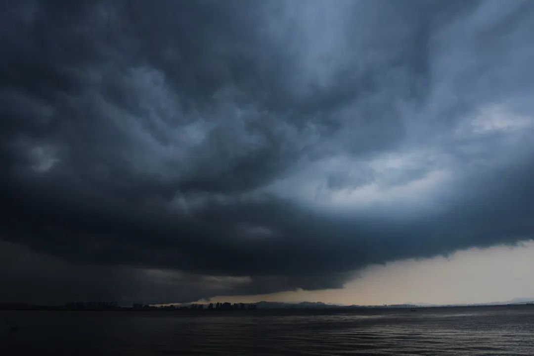 紧急提醒！青岛马上来暴雨…局部大暴雨，阵风10级！不说别的，预警图上那一抹红…先把我吓到了休闲区蓝鸢梦想 - Www.slyday.coM