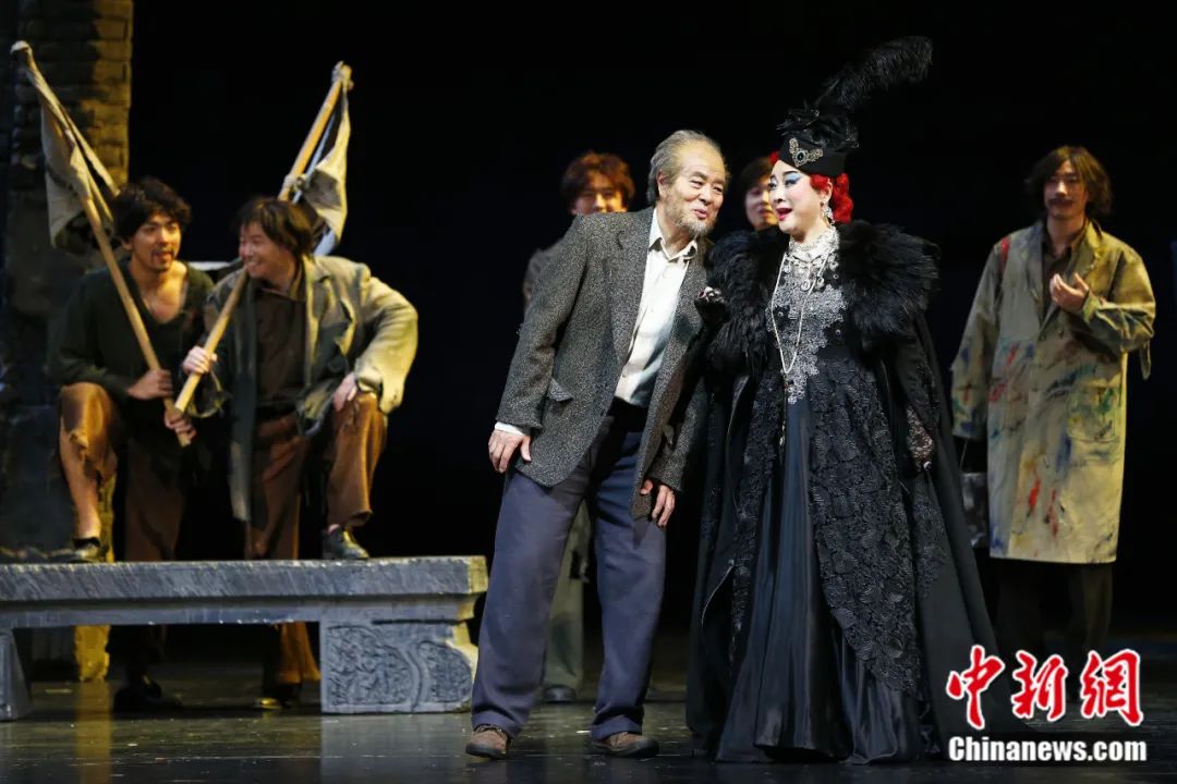 2017年10月,由蓝天野执导的《贵妇还乡》在首都剧场上演,陈小艺、濮存昕领衔演出。中新社记者 富田 摄