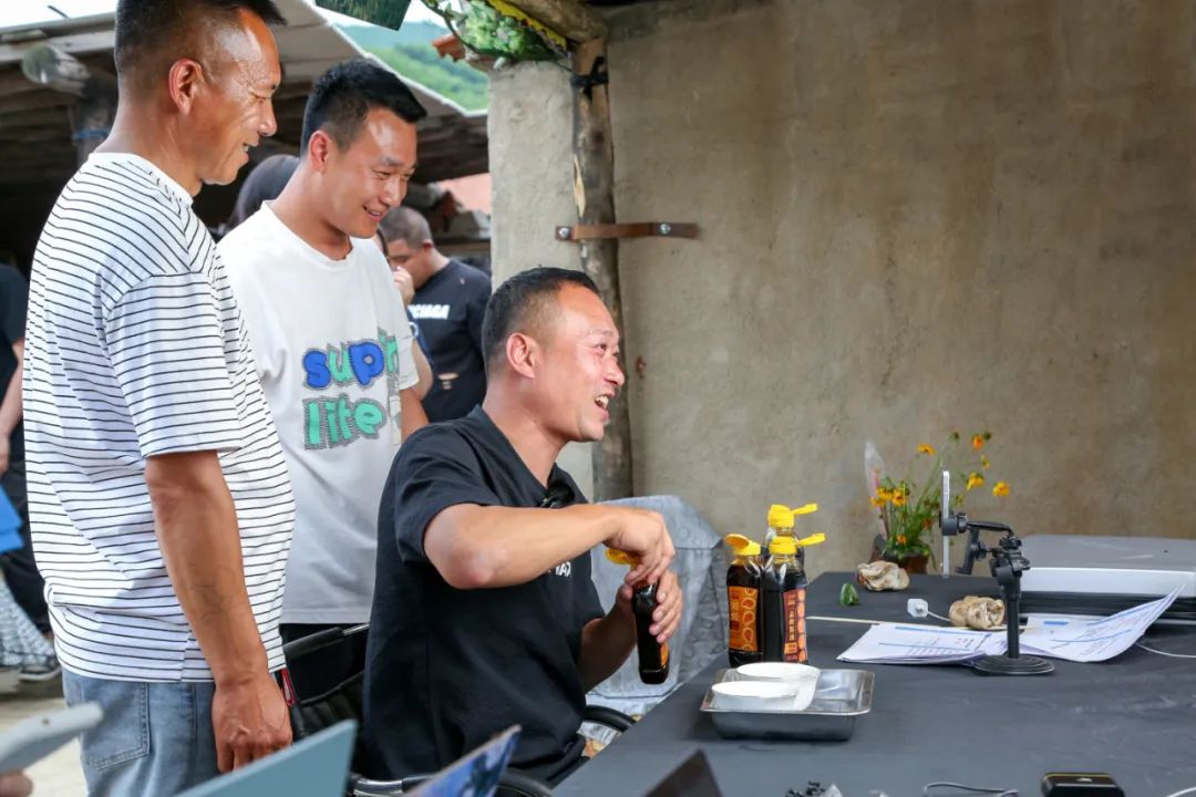 “张同学”开启首场直播带货！营口大米、东北大酱……首秀刻着对乡土的深深眷恋休闲区蓝鸢梦想 - Www.slyday.coM