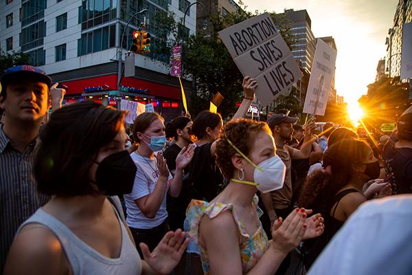 6月24日，堕胎权支持者在美国纽约街头抗议。新华社 图