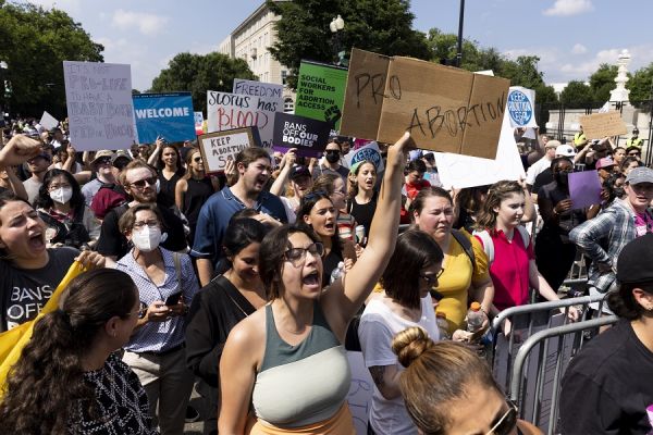 图片说明：24日，抗议者在美国华盛顿特区最高法院外高喊口号示威。（欧洲新闻图片社）
