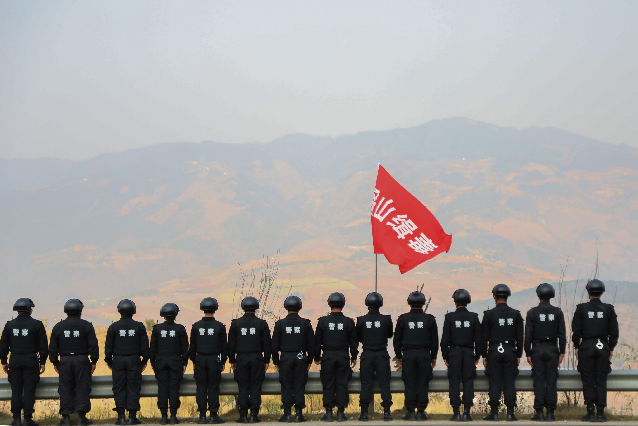 云南省保山市禁毒支队流动查缉大队合影。受访者供图