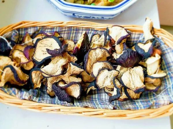 教你晒茄干的正确做法，牢记2步，洁白不发黑，想吃就拿，放一年都不坏！炖肉最香了！休闲区蓝鸢梦想 - Www.slyday.coM