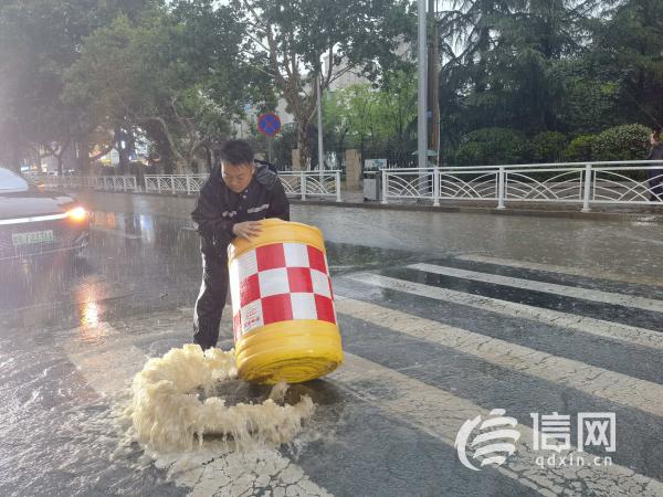 暴雨致多处路段积水 青岛“公交人”为市民出行保驾护航休闲区蓝鸢梦想 - Www.slyday.coM