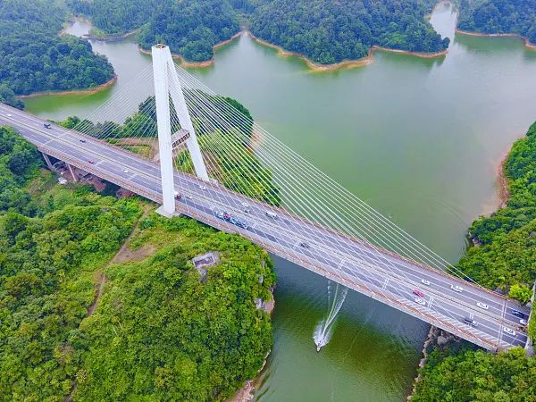 清镇至镇宁高速公路红枫湖大桥.视觉中国/供图