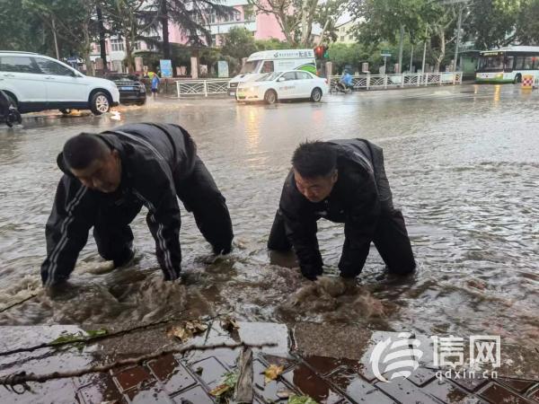 暴雨致多处路段积水 青岛“公交人”为市民出行保驾护航休闲区蓝鸢梦想 - Www.slyday.coM