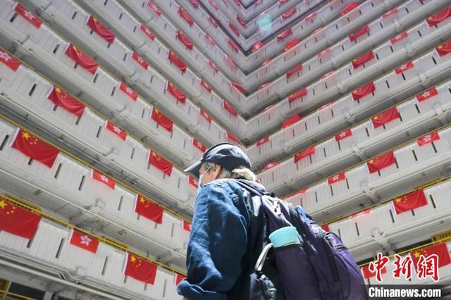 香港坪石邨一住宅楼挂满国旗和区旗. 陈永诺 摄