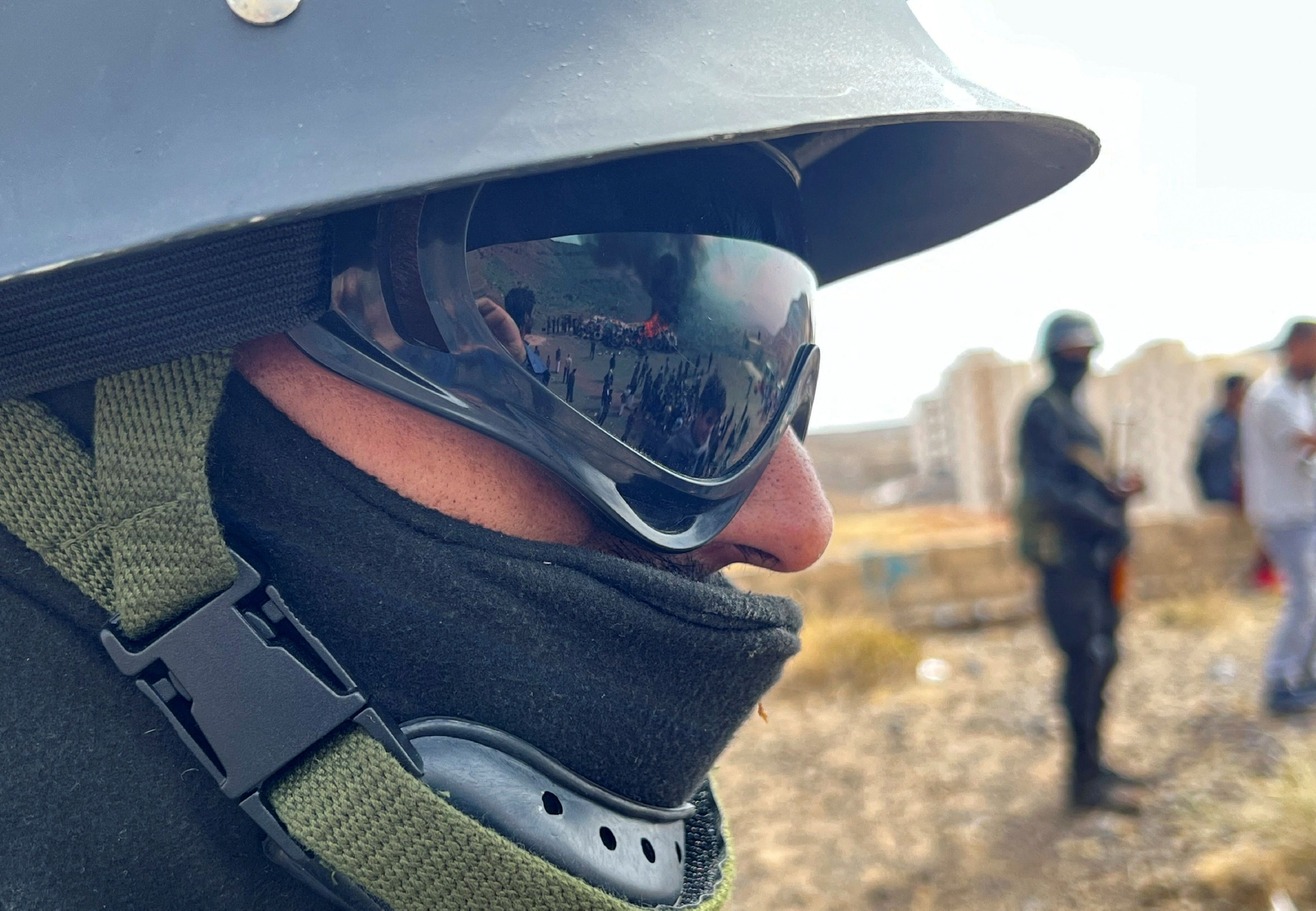 6月26日,在也门首都萨那,一名警察注视着毒品销毁现场.