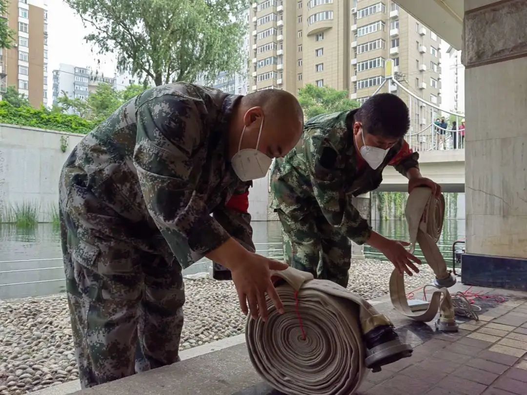 ▲应急人员检查排水设备。北京地铁供图