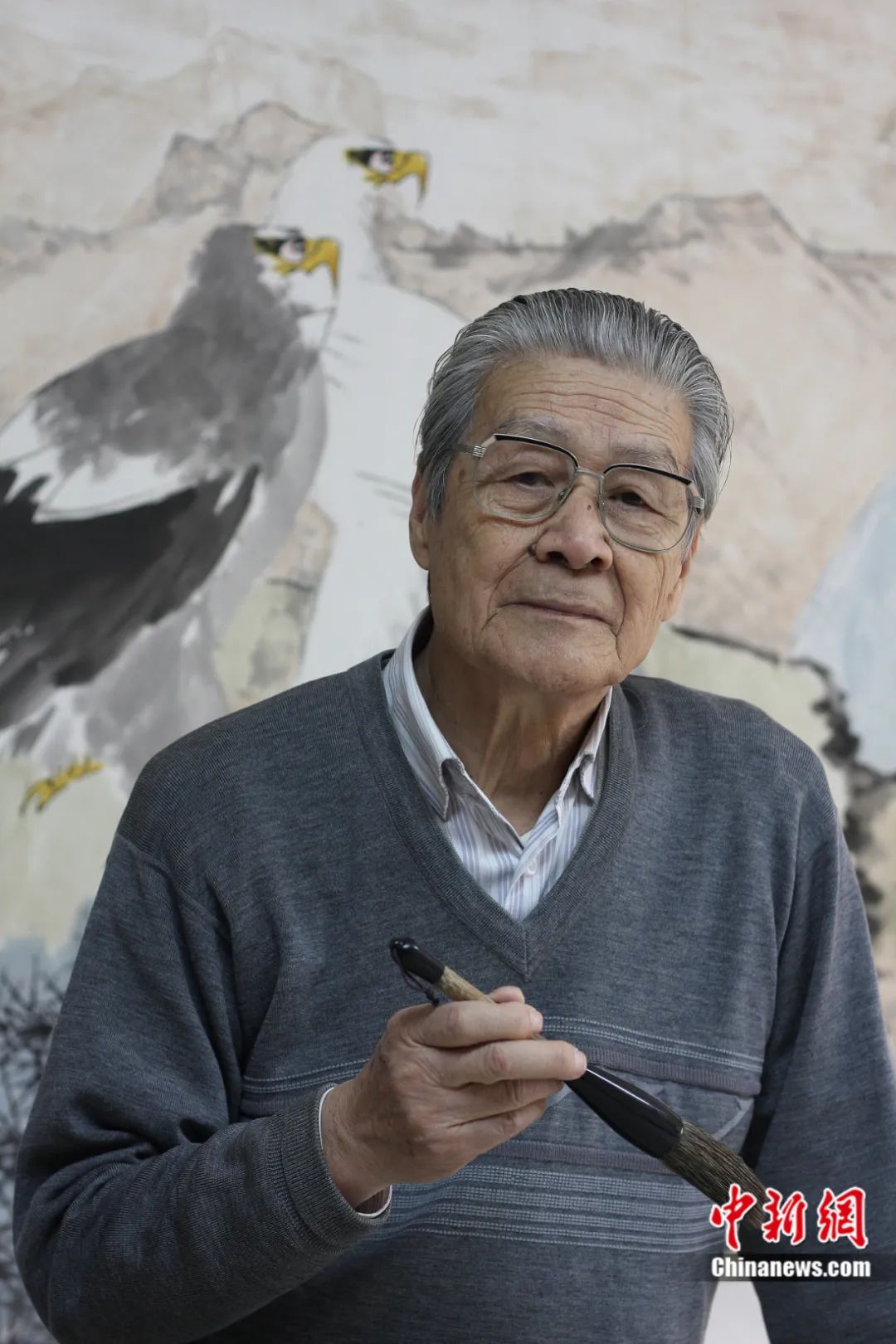 2010年11月4日,蓝天野在画室作画。中新社发 郭海鹏 摄