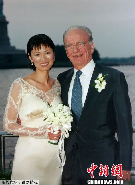资料图：1999年6月25日，默多克与邓文迪举行婚礼。