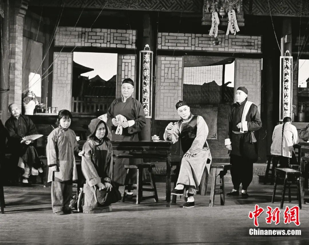 1958年,蓝天野(右二)在《茶馆》中饰演秦仲义。中新社发 北京人艺 供图