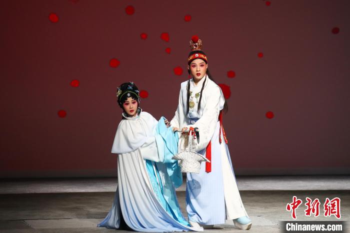 青春版赣剧红楼梦江西南昌首演尽显中国古典美