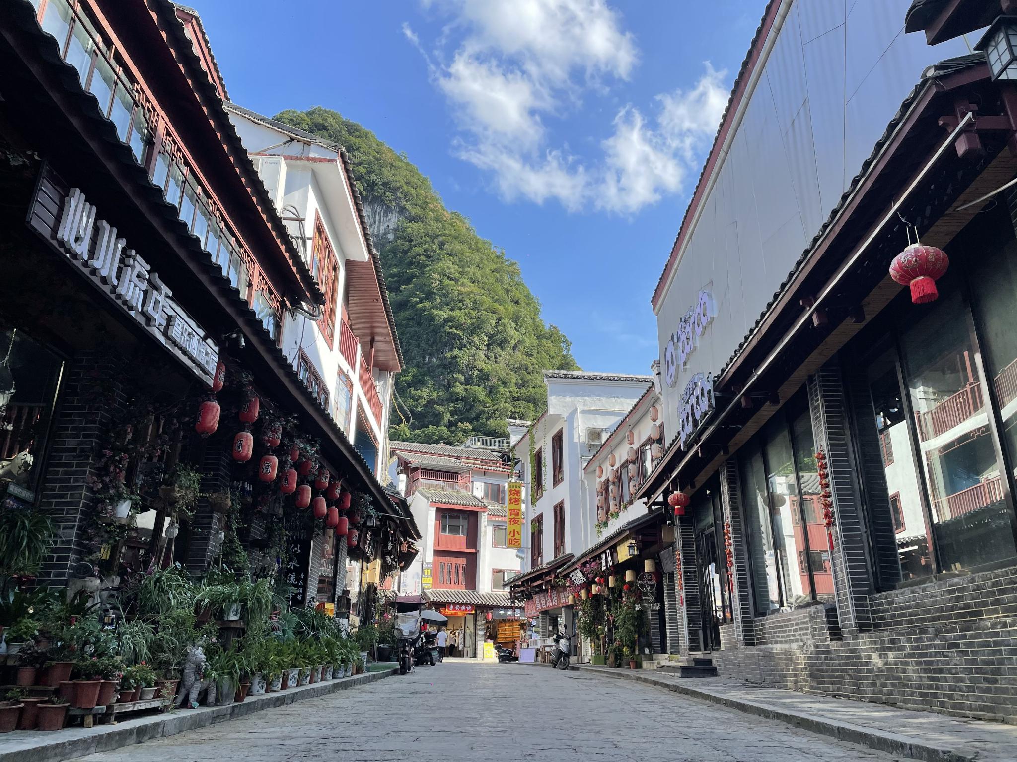 赵欢 摄受持续性降雨和上游来水影响,桂林市阳朔县西街景点道路积水