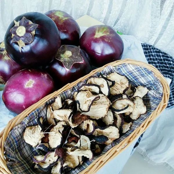 教你晒茄干的正确做法，牢记2步，洁白不发黑，想吃就拿，放一年都不坏！炖肉最香了！休闲区蓝鸢梦想 - Www.slyday.coM