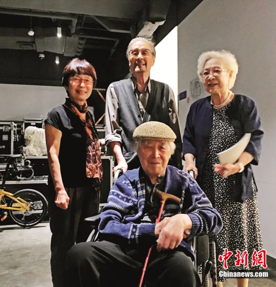 2016年7月15日,《冬之旅》上海演出期间,蓝天野(后中)与秦怡(后右)、白桦(前)、万方合影。中新社发 万方 供图